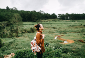 写真:自然の中に女性が立っています