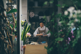 写真:花屋さんの女性が写っています